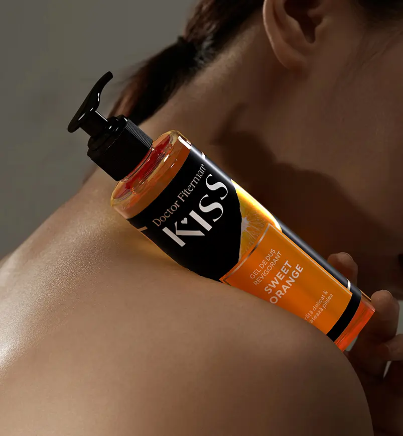 Femeie in dus care tine in mana un gel de dus KISS