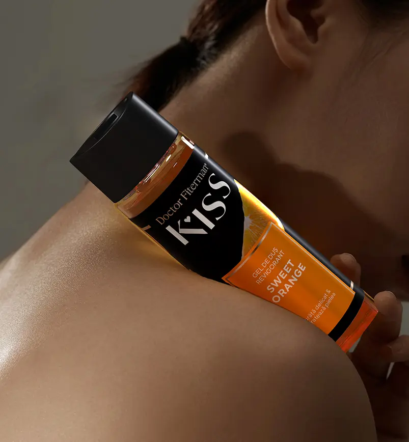 Femeie in dus care tine in mana un gel de dus KISS