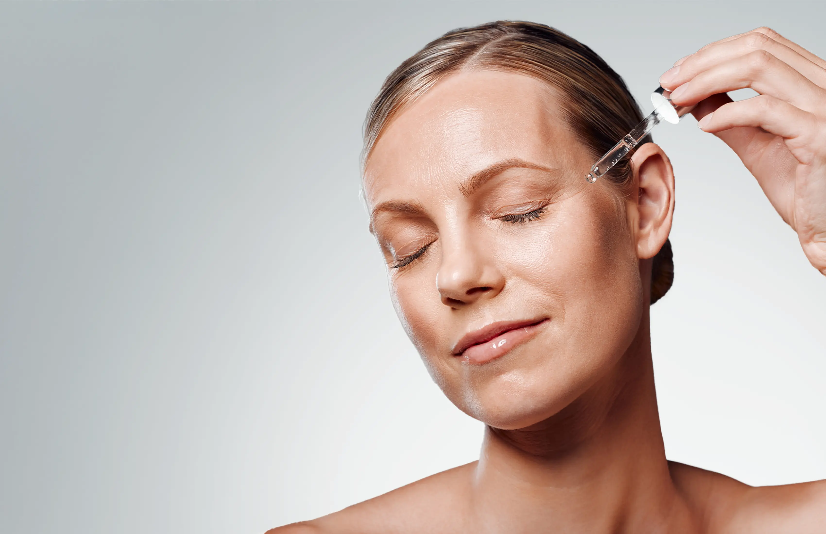 Woman using Doctor Fiterman Anti-Age Serum